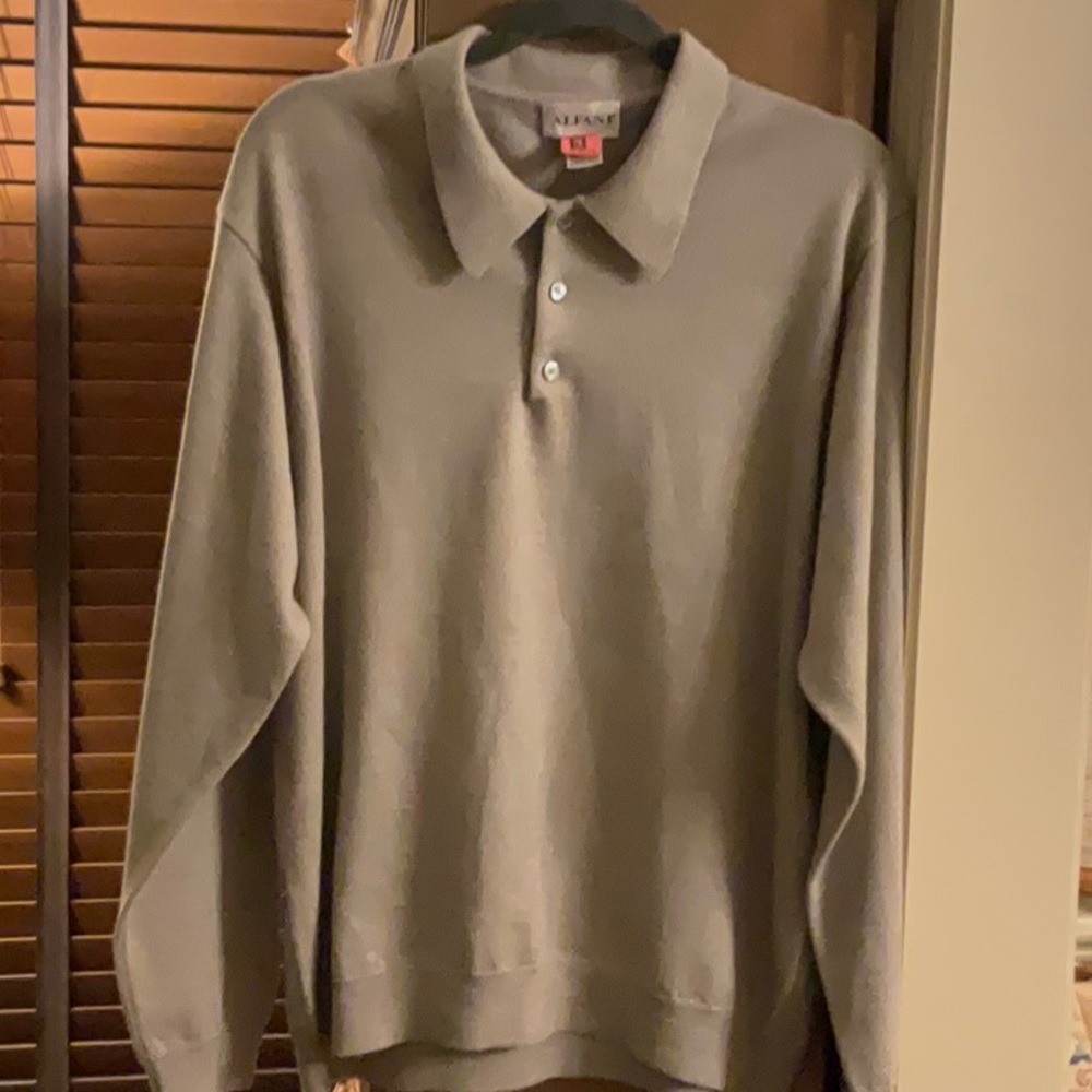 Beautiful mens Italian wool button neck sweater.  Beautiful and soft.  Grayish.